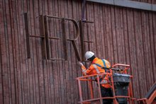 240312_Aanbrengen_stalen_letters_westzijde_Raymond_Bos_Beeldnummer_00001