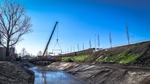 250218 Plaatsen brug over julianavijver Raymond Bos Beeldnummer_-6
