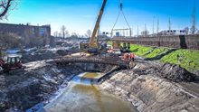 250218 Plaatsen brug over julianavijver Raymond Bos Beeldnummer_-12