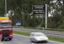 Dankzij digitale borden langs de weg kunnen automobilisten hun route aanpassen als er werkzaamheden zijn. Foto: Jeroen van Kooten.